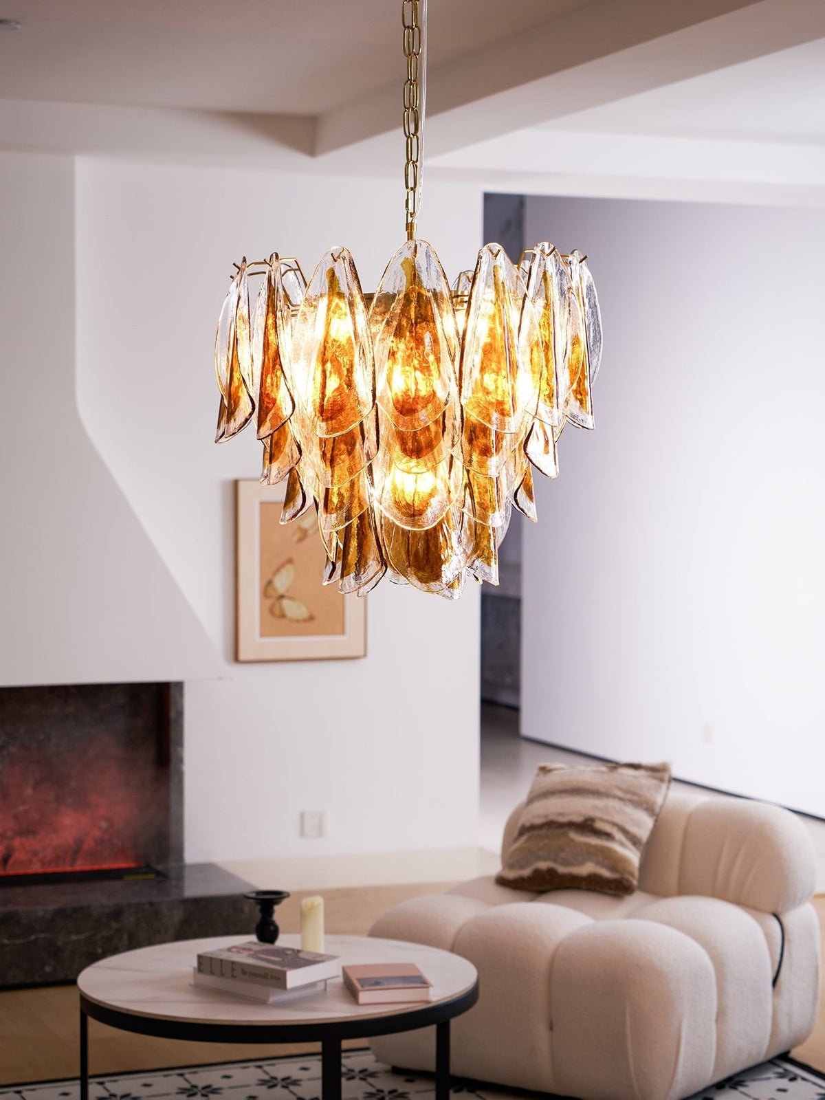 Lioraora kroonluchter met gelaagde amberkleurige bladvormige glasplaten voor organische warmte