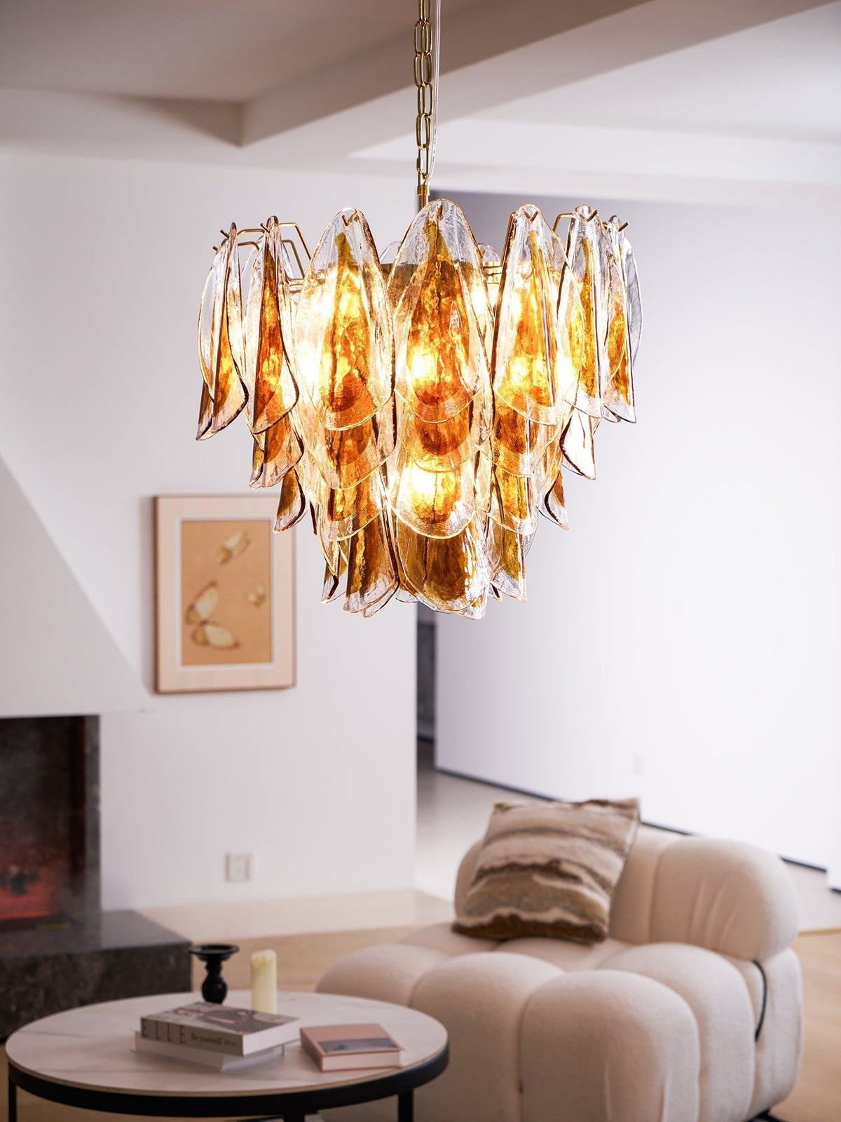 Lioraora kroonluchter met gelaagde amberkleurige bladvormige glasplaten voor organische warmte