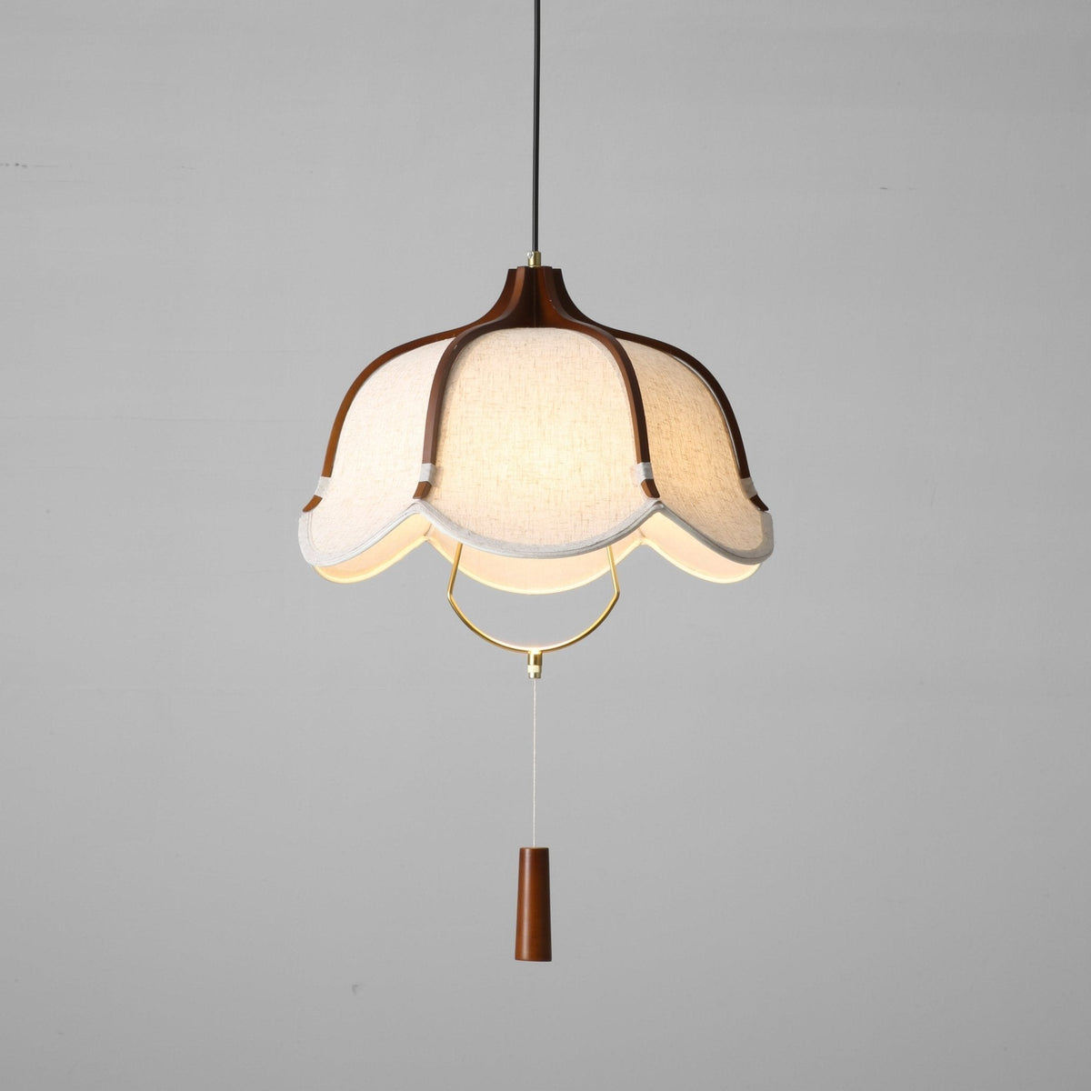 Serisia moderne hanglamp met textielkap en walnoothout