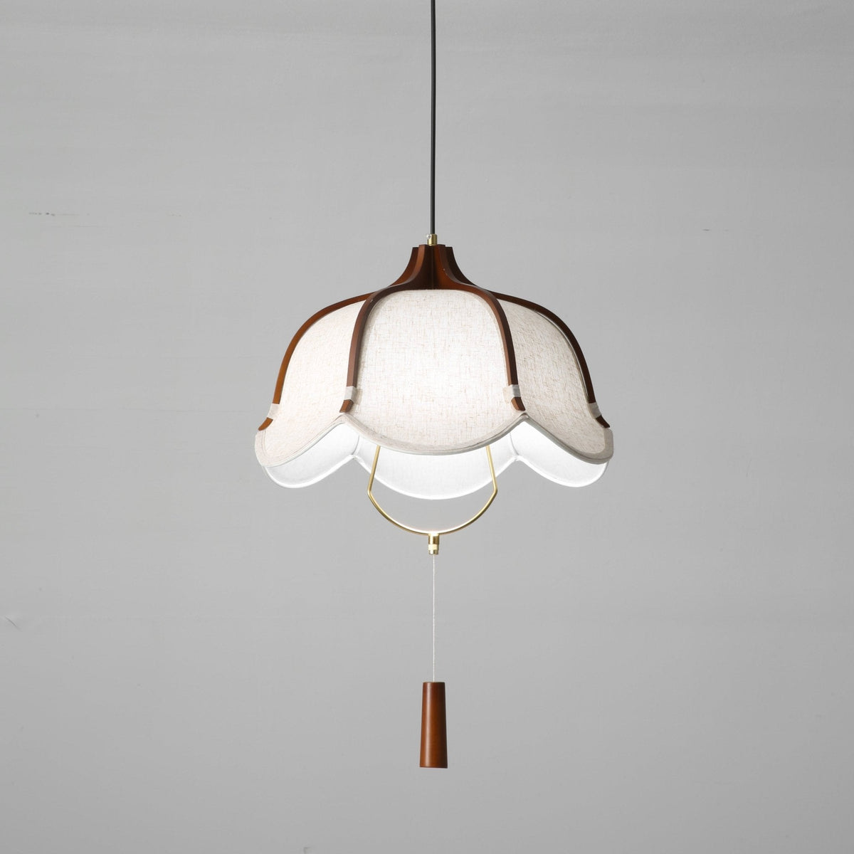 Serisia moderne hanglamp met textielkap en walnoothout