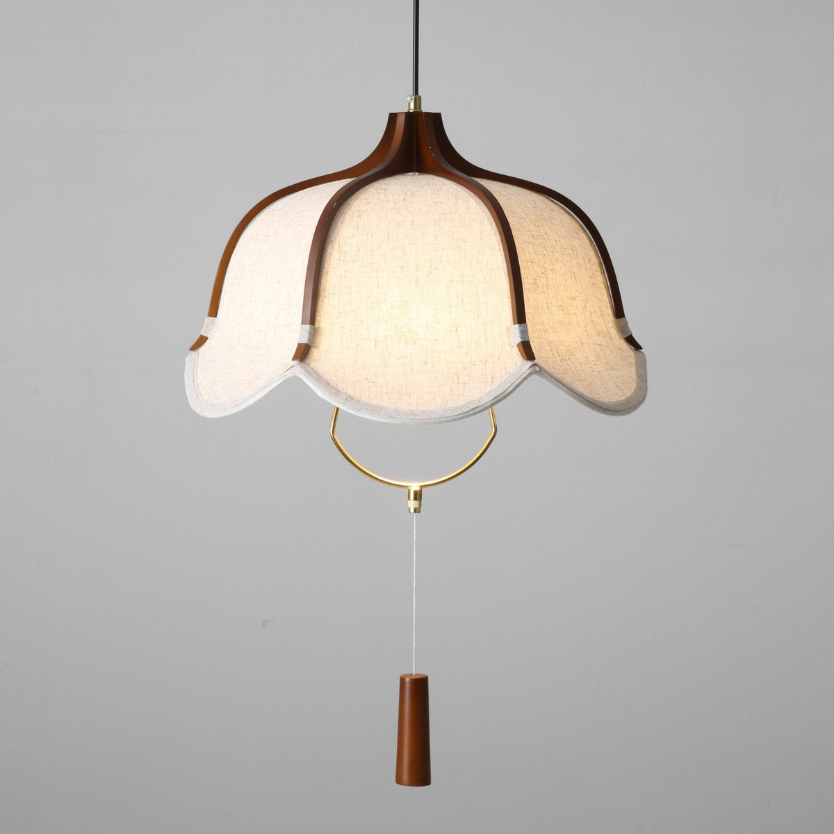 Serisia moderne hanglamp met textielkap en walnoothout