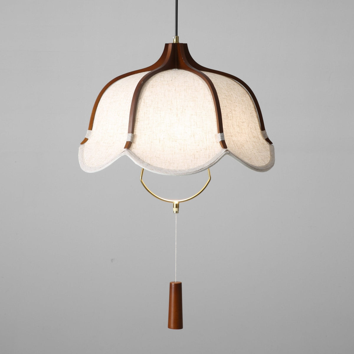 Serisia moderne hanglamp met textielkap en walnoothout