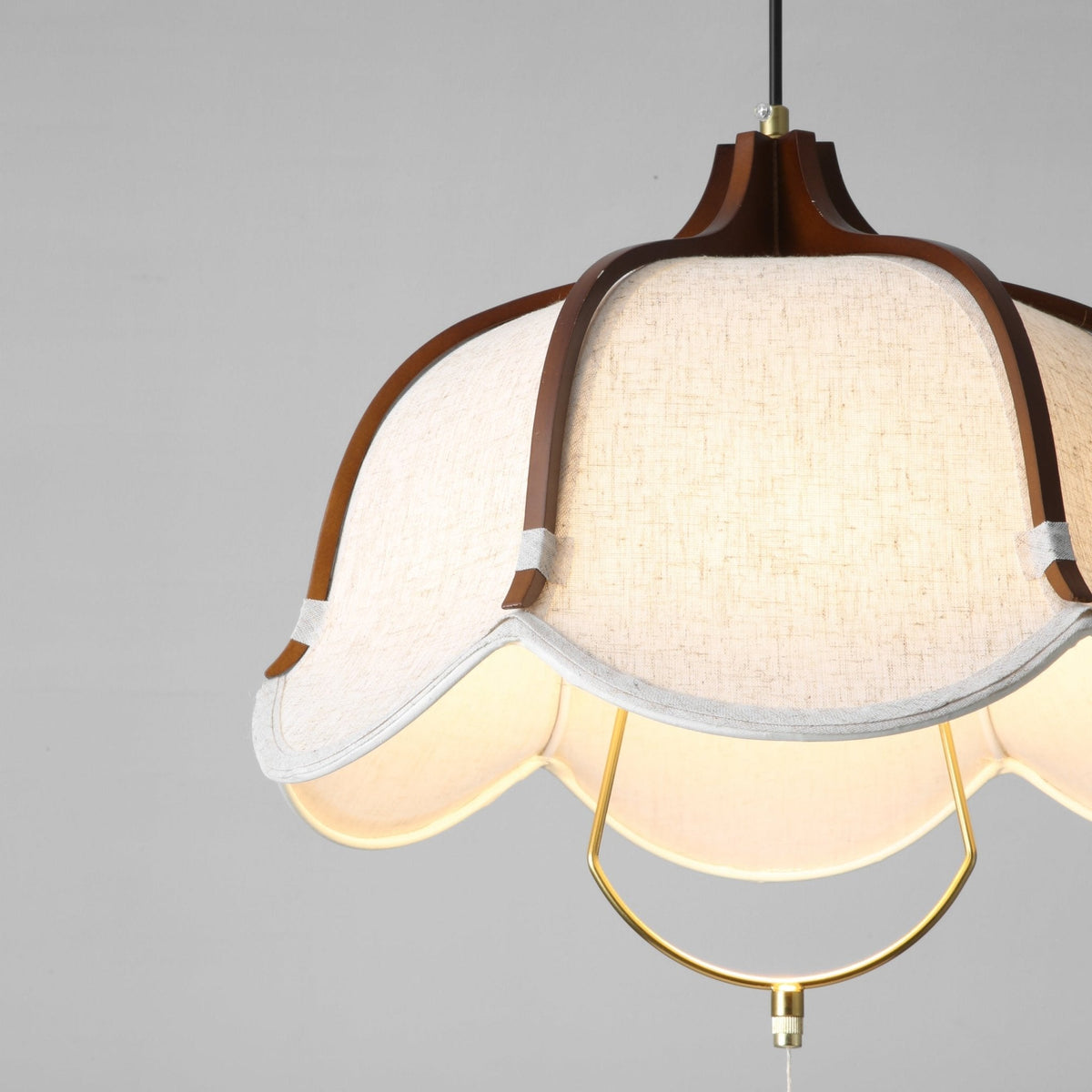 Serisia moderne hanglamp met textielkap en walnoothout
