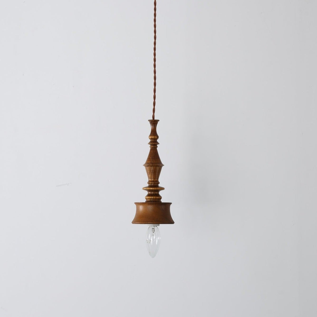 Tessira hanglamp van walnoothout met industriële stijl