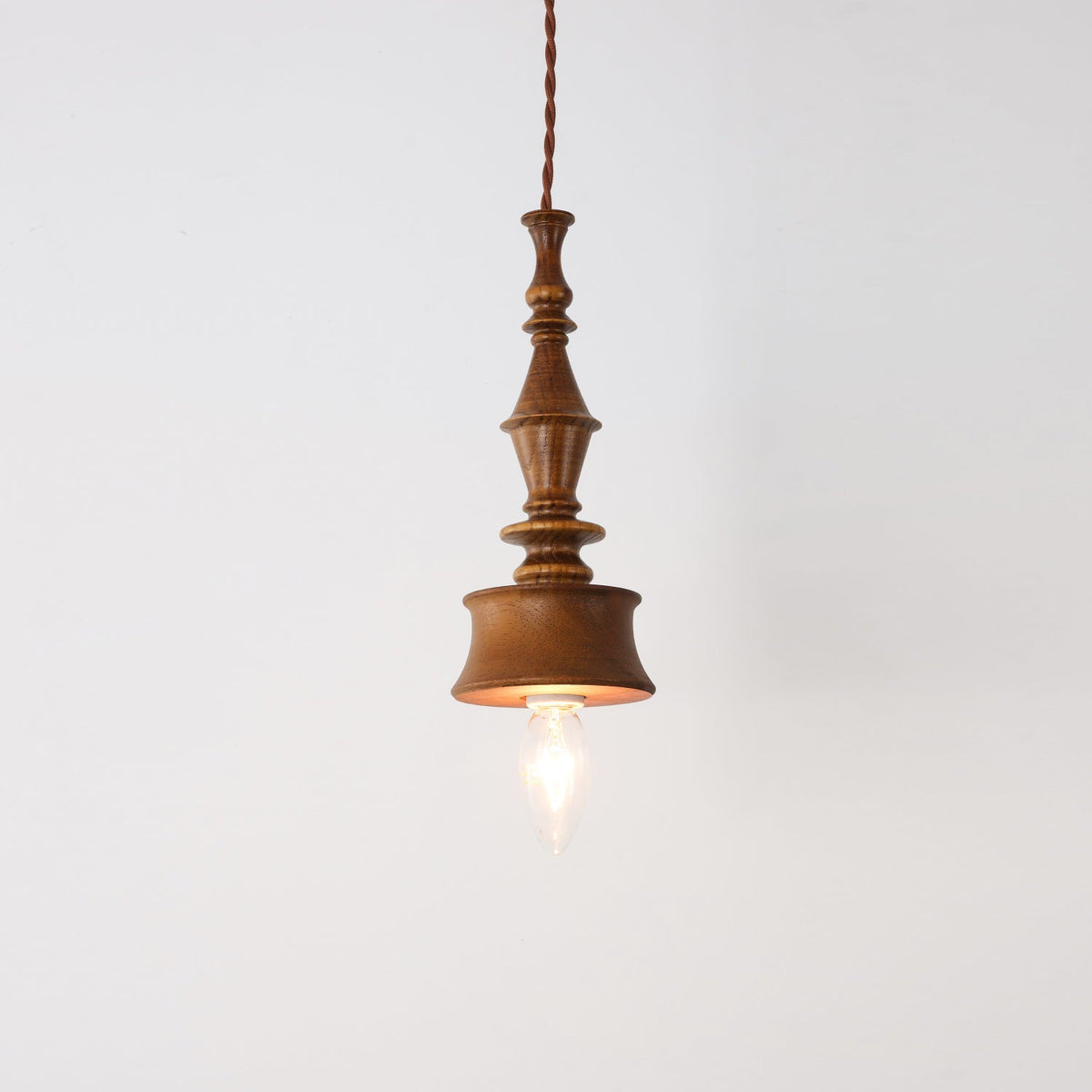 Teriinise hanglamp van walnoothout