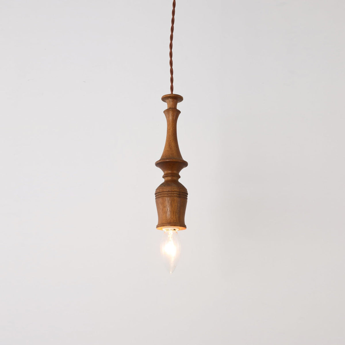 Teriinise hanglamp van walnoothout