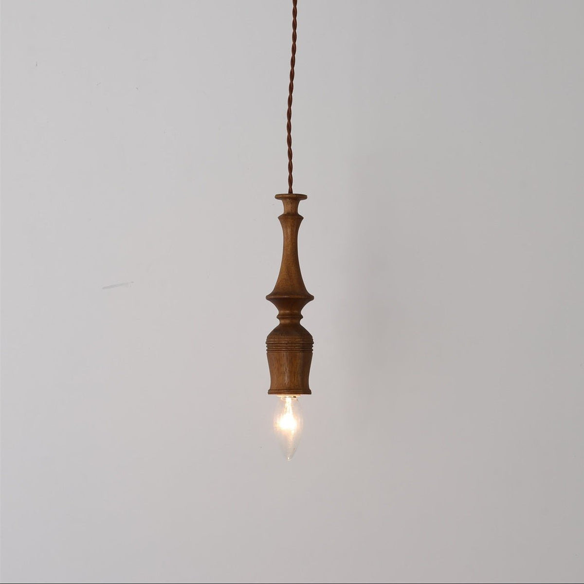 Tessira hanglamp van walnoothout met industriële stijl