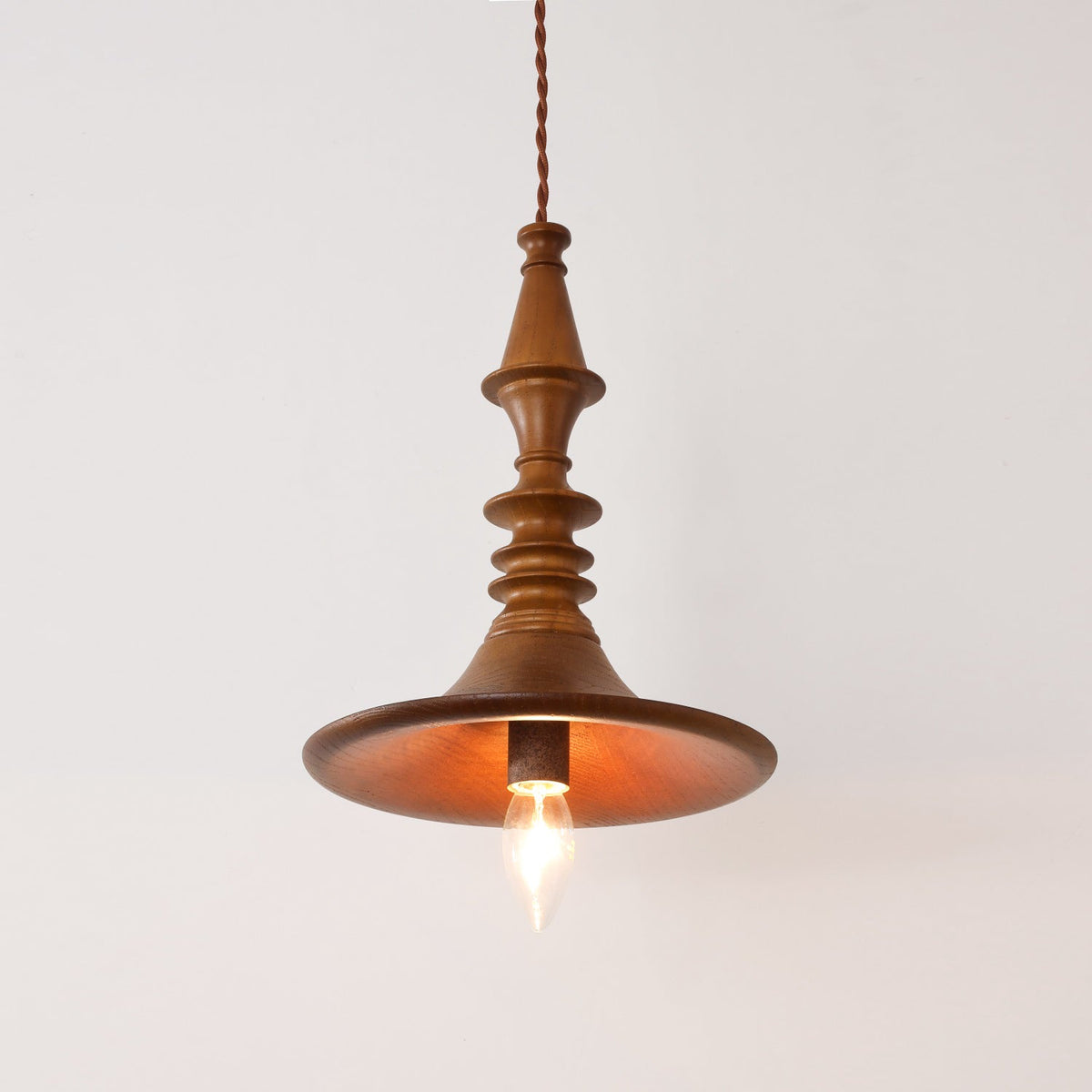 Teriinise hanglamp van walnoothout
