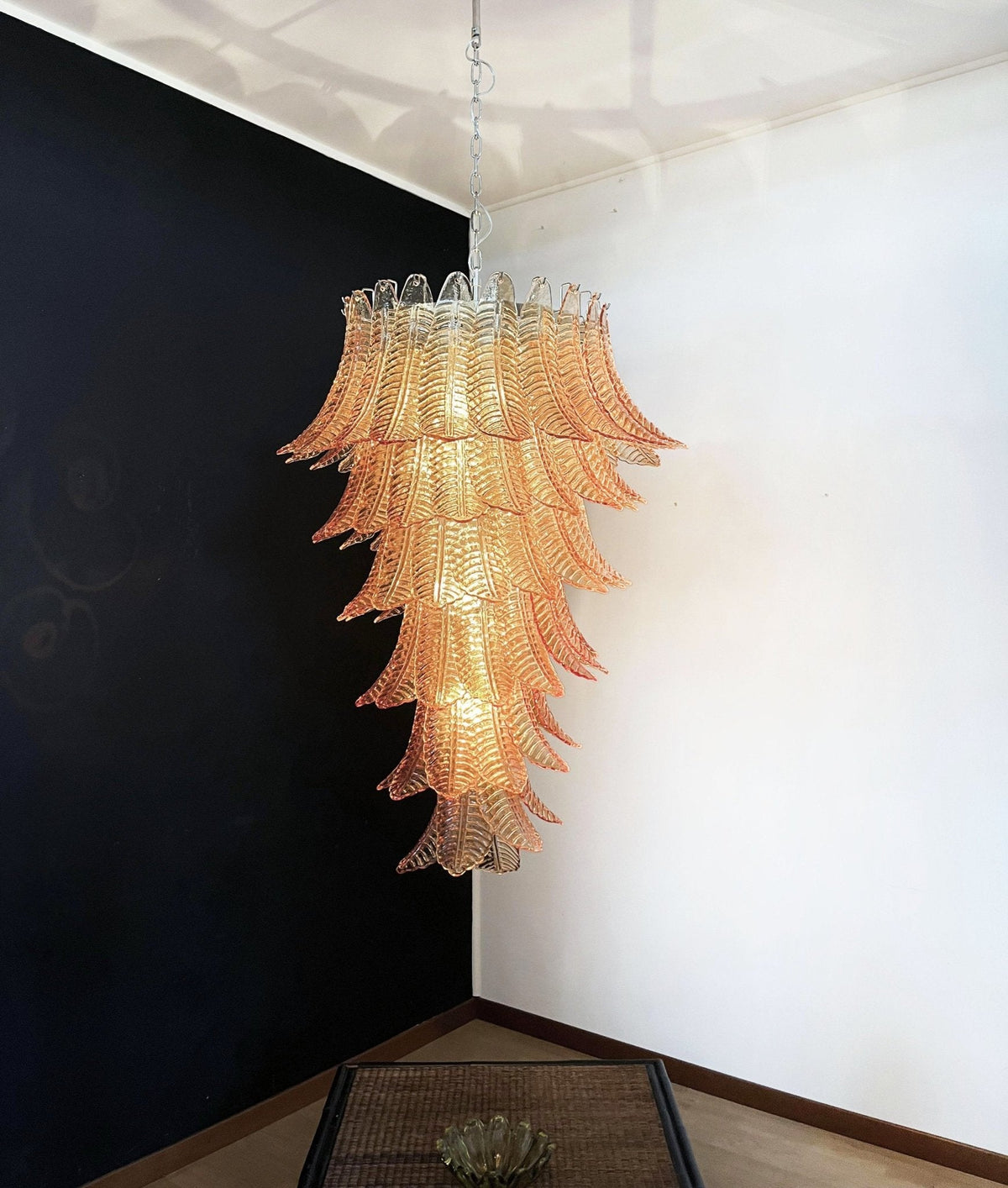 Celielle kroonluchter van amberkleurig glas met bladeren, gelaagd statement kunstwerk