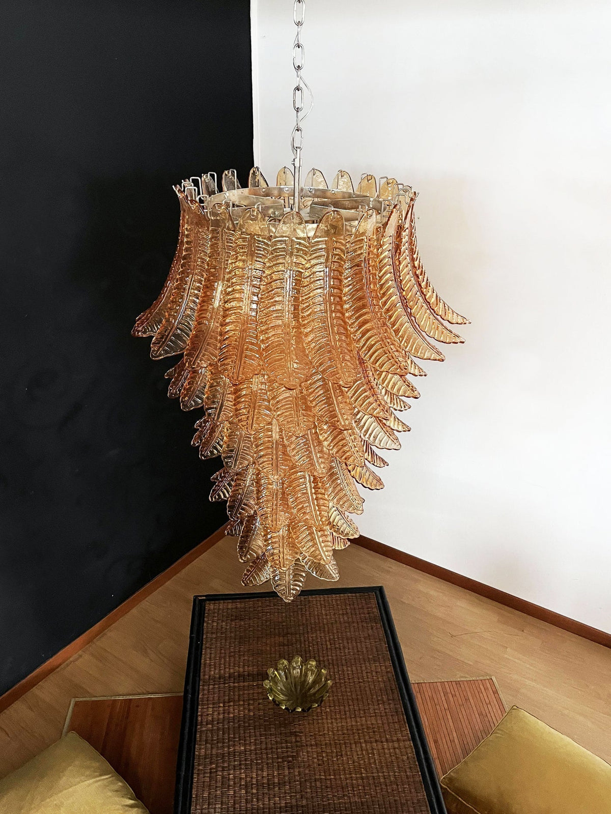 Celielle kroonluchter van amberkleurig glas met bladeren, gelaagd statement kunstwerk