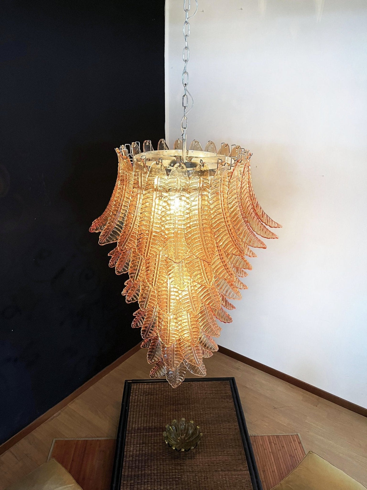Celielle kroonluchter van amberkleurig glas met bladeren, gelaagd statement kunstwerk