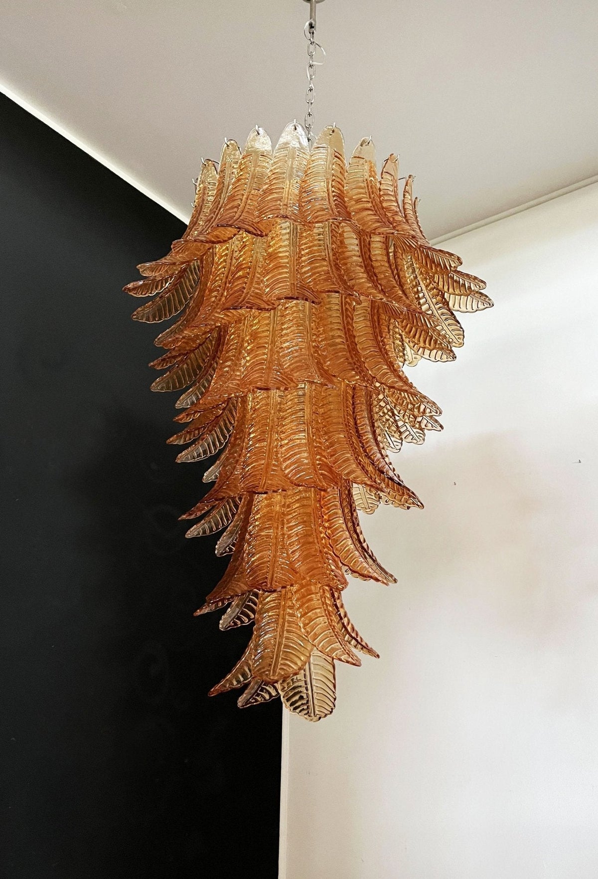 Celielle kroonluchter van amberkleurig glas met bladeren, gelaagd statement kunstwerk