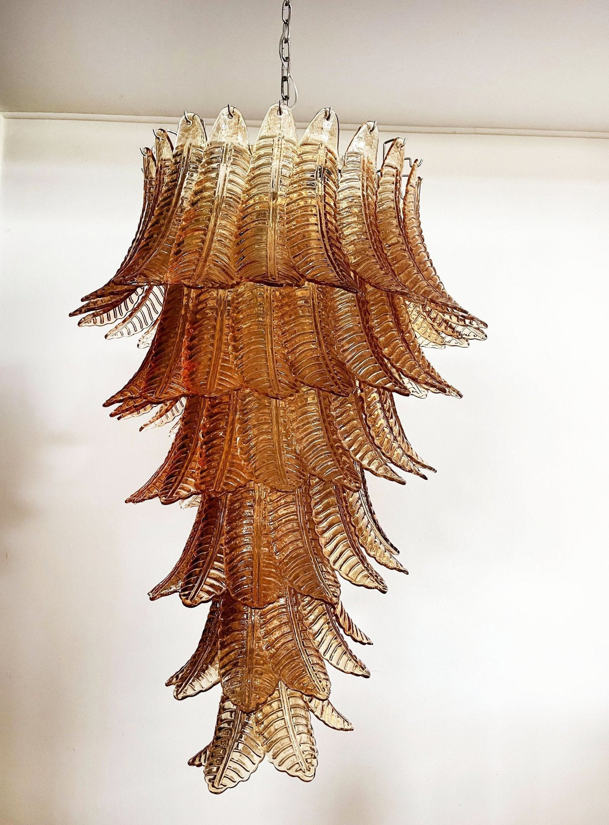 Celielle kroonluchter van amberkleurig glas met bladeren, gelaagd statement kunstwerk