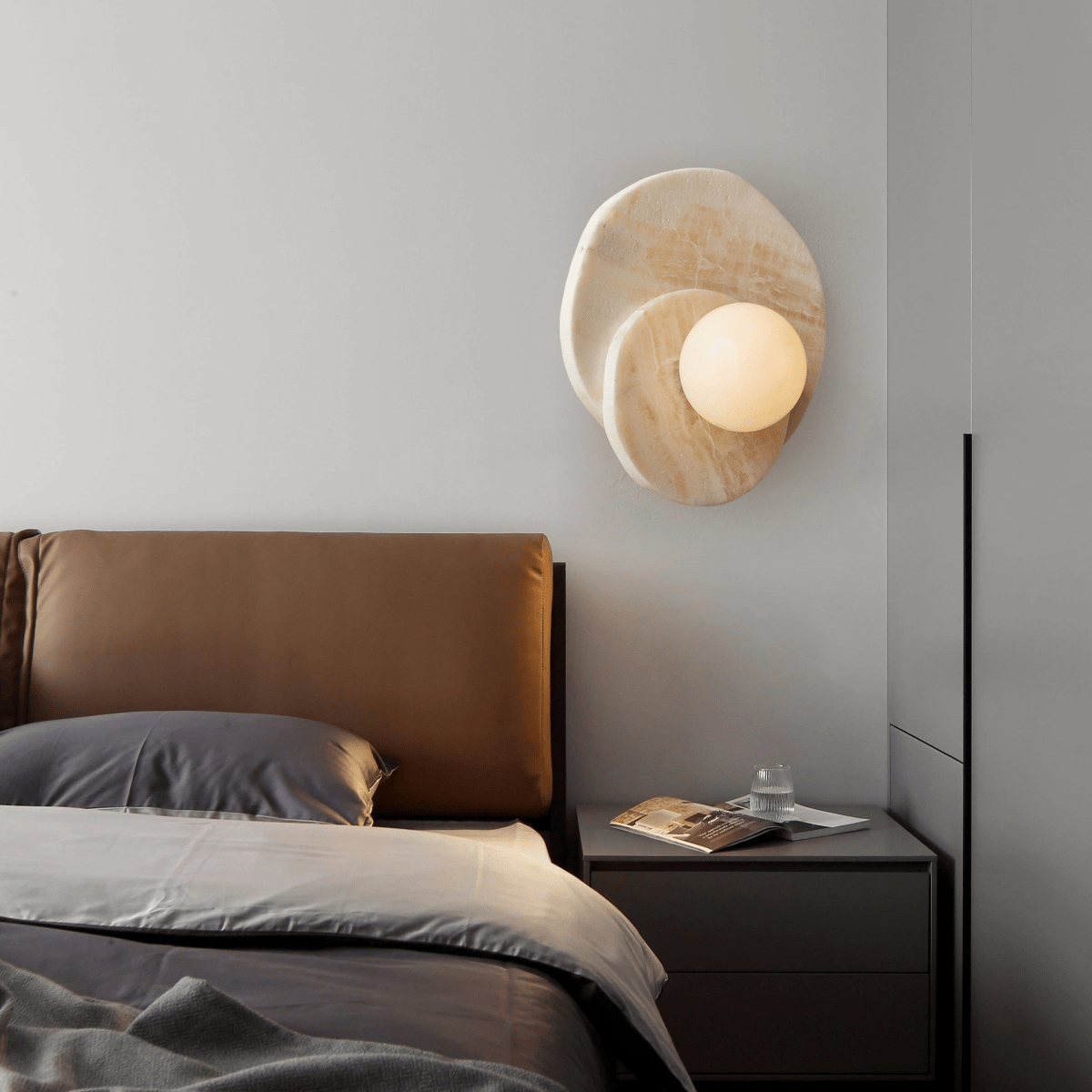Alorarae wandlamp met organisch albasten basis en bolvormige kap