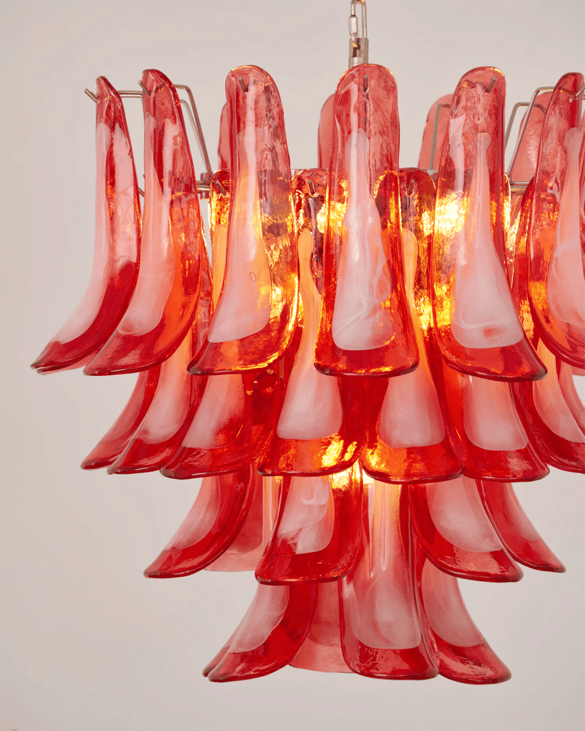 Celoelle kroonluchter met karmozijnrode Murano-glasbloemblaadjes in gelaagde lagen met bloemblaadjes