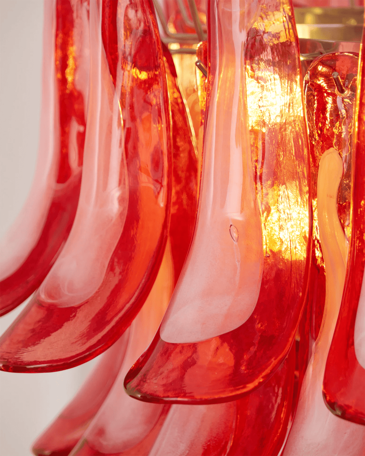 Celoelle kroonluchter met karmozijnrode Murano-glasbloemblaadjes in gelaagde lagen met bloemblaadjes