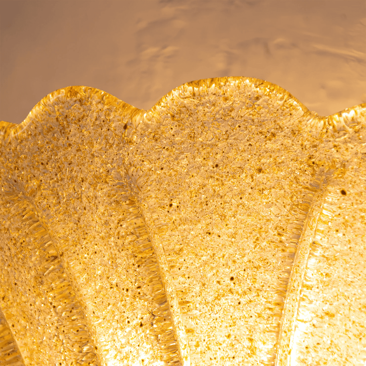 Celoeria wandlamp van glas met scallop rand textuurglas elegant