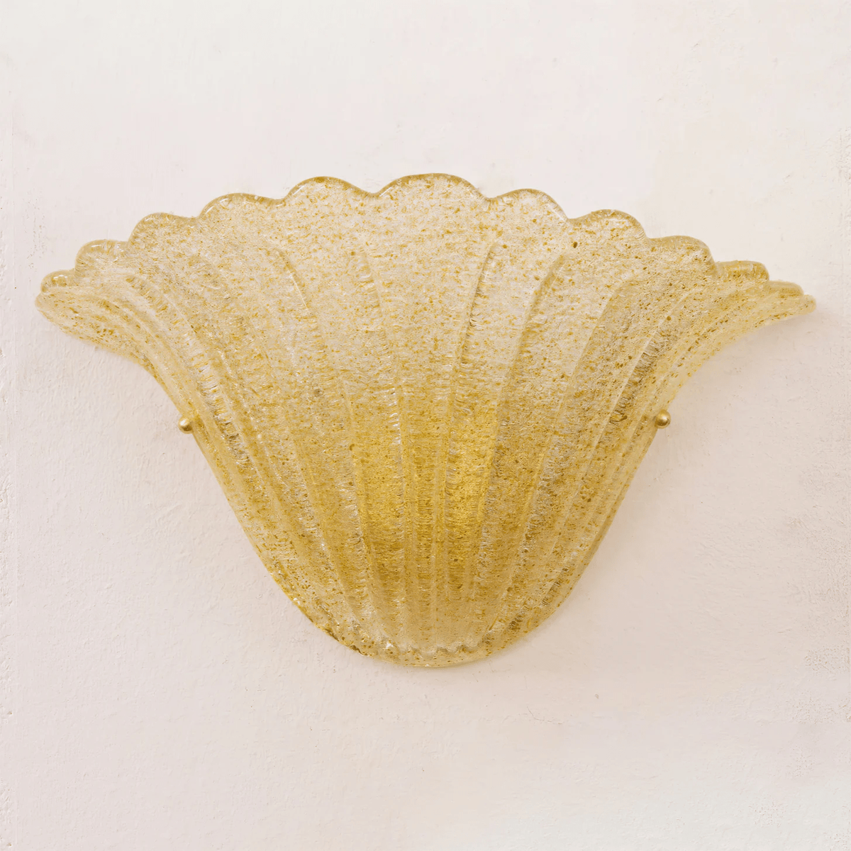 Celoeria wandlamp van glas met scallop rand textuurglas elegant