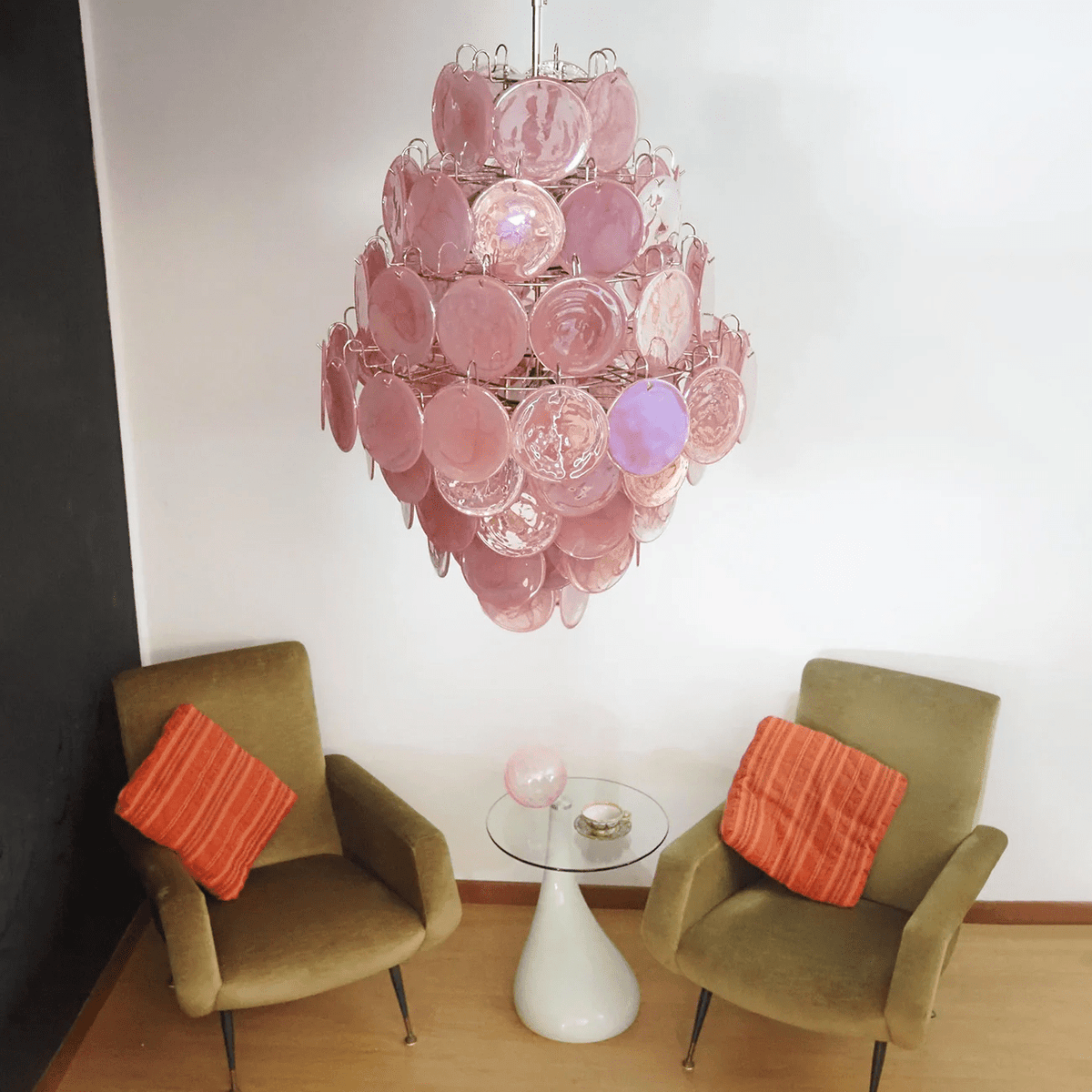 Eirarine kroonluchter met handgemaakte roze Murano-glasplaten