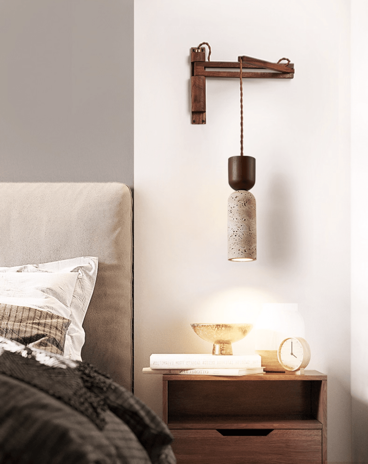 Lestemore wandlamp met walnootarmatuur en gele travertin kap