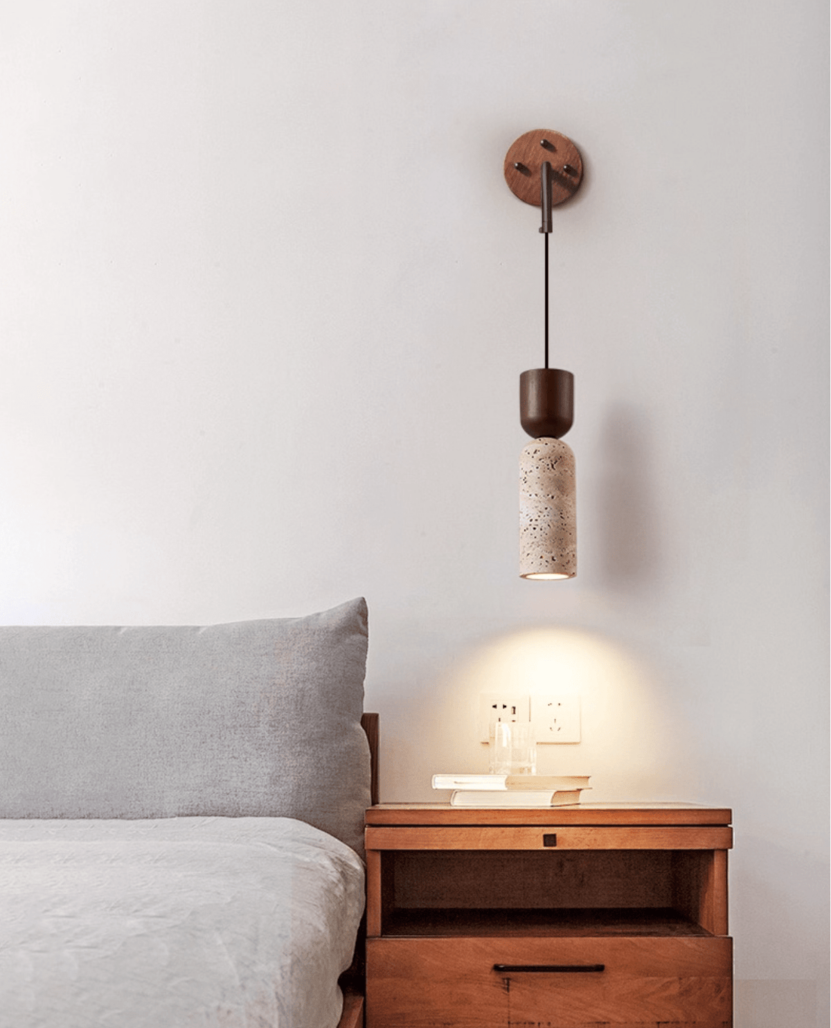 Lestemore wandlamp met walnootarmatuur en gele travertin kap