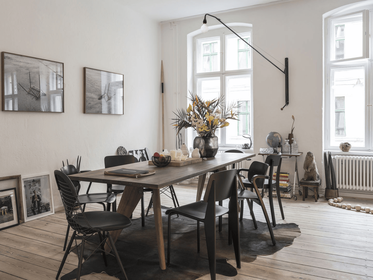 Zwarte wandlamp met lange arm