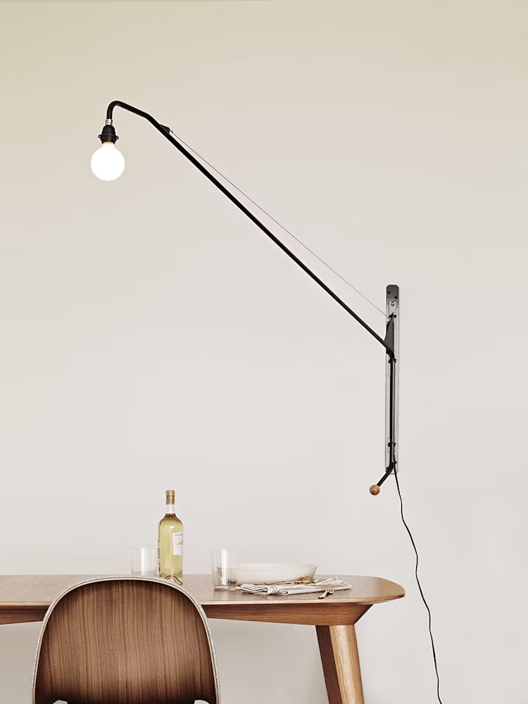 Zwarte wandlamp met lange arm