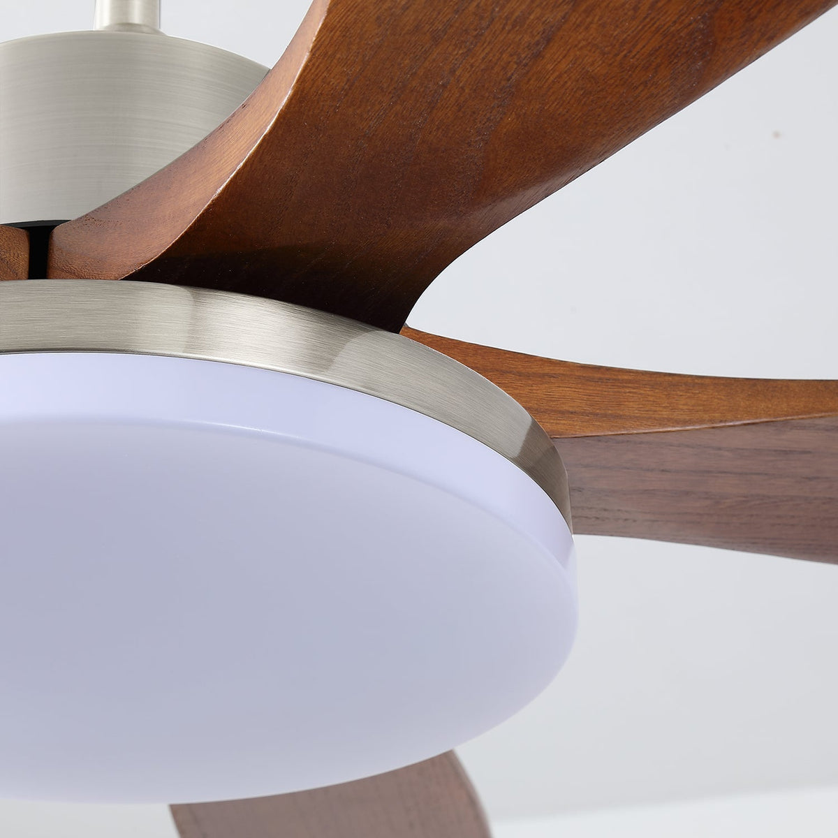 Alduira Moderne plafondventilator met verlichting van walnoothout