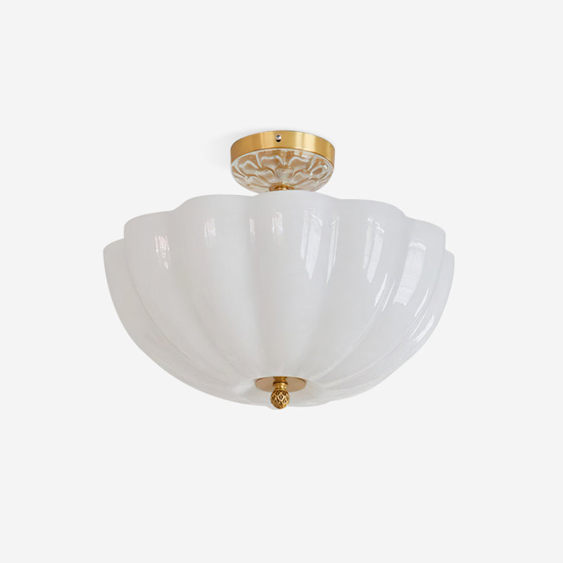 Cava plafondlamp van messing en glas met elegante bloemblaadjesilhouet modern