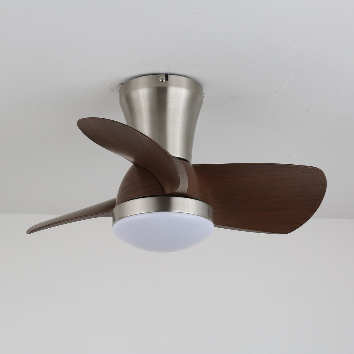 Deynor Moderne plafondventilator met verlichting van walnoothout