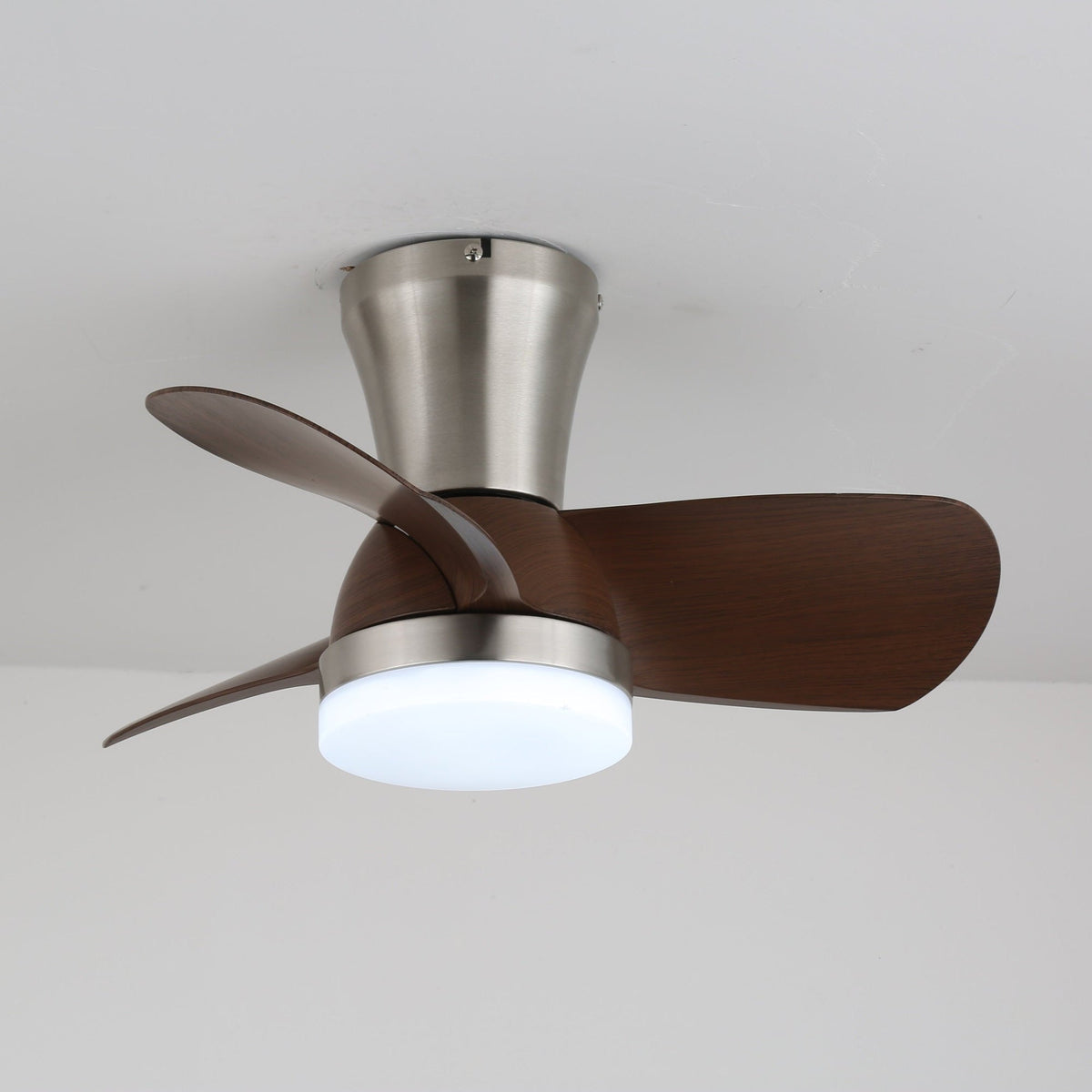 Deynor Moderne plafondventilator met verlichting van walnoothout