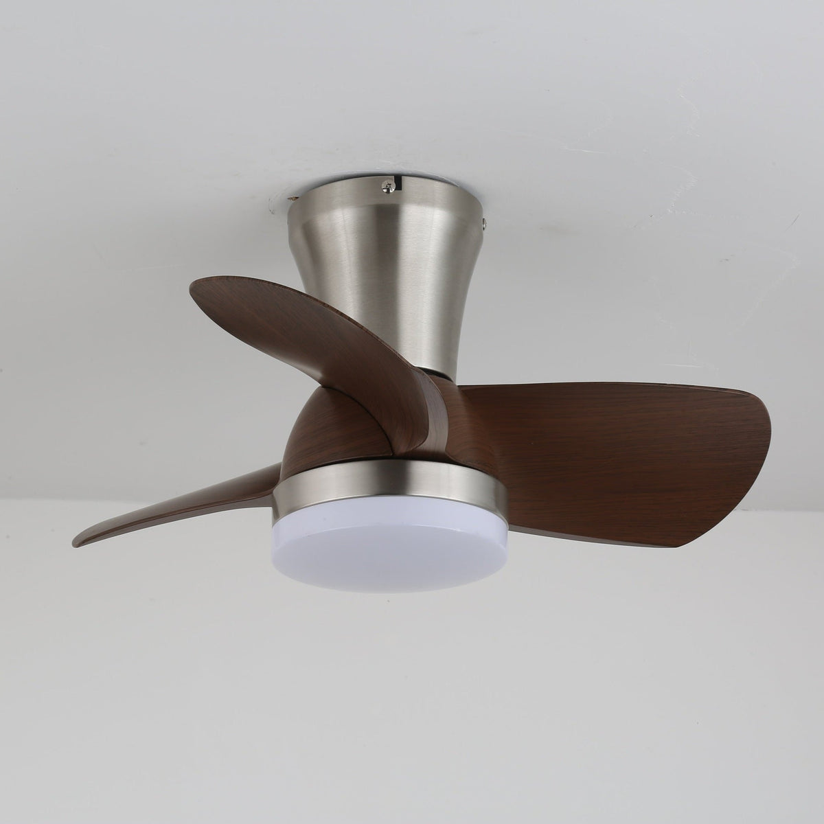 Deynor Moderne plafondventilator met verlichting van walnoothout