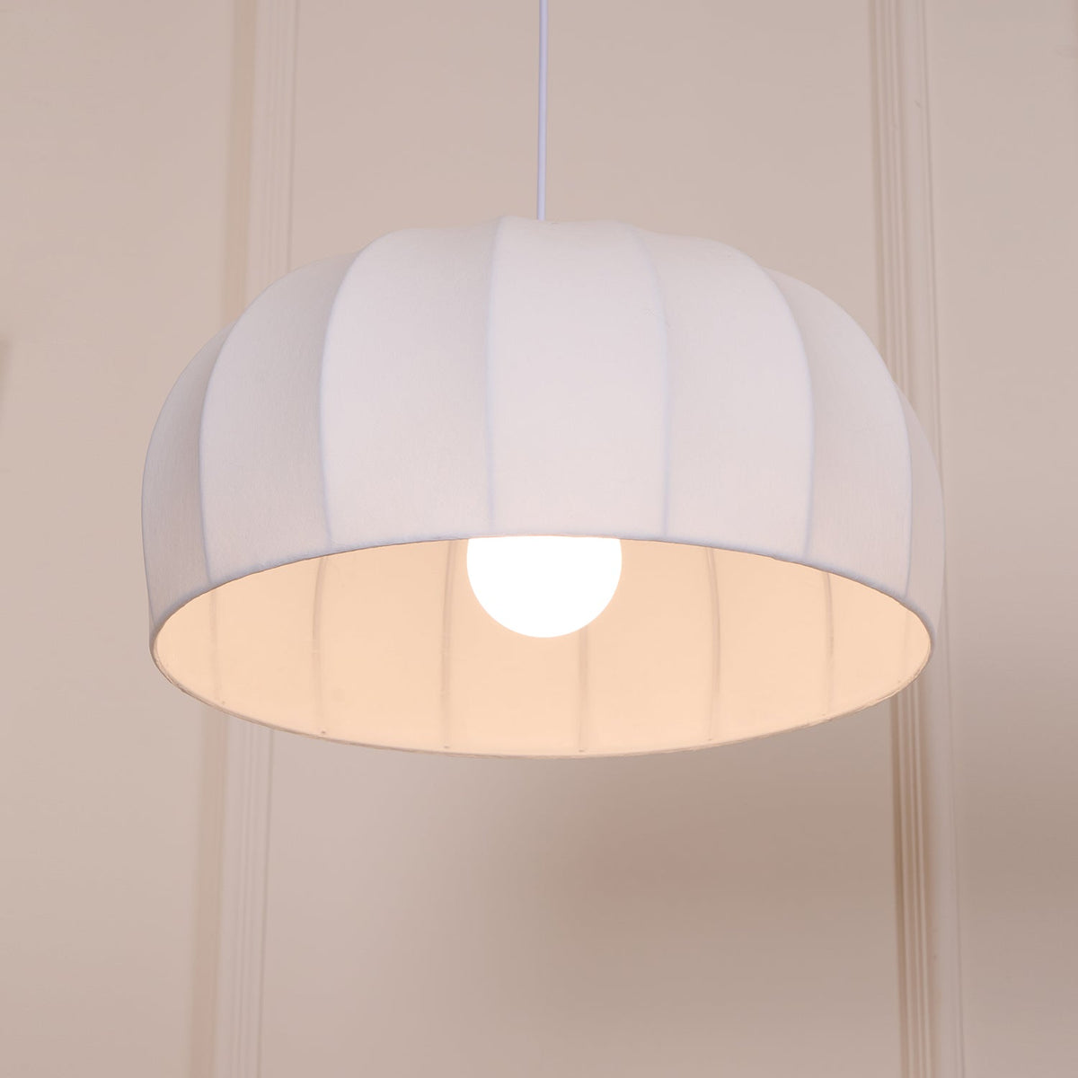 Fioeina witte hanglamp met stoffen koepel