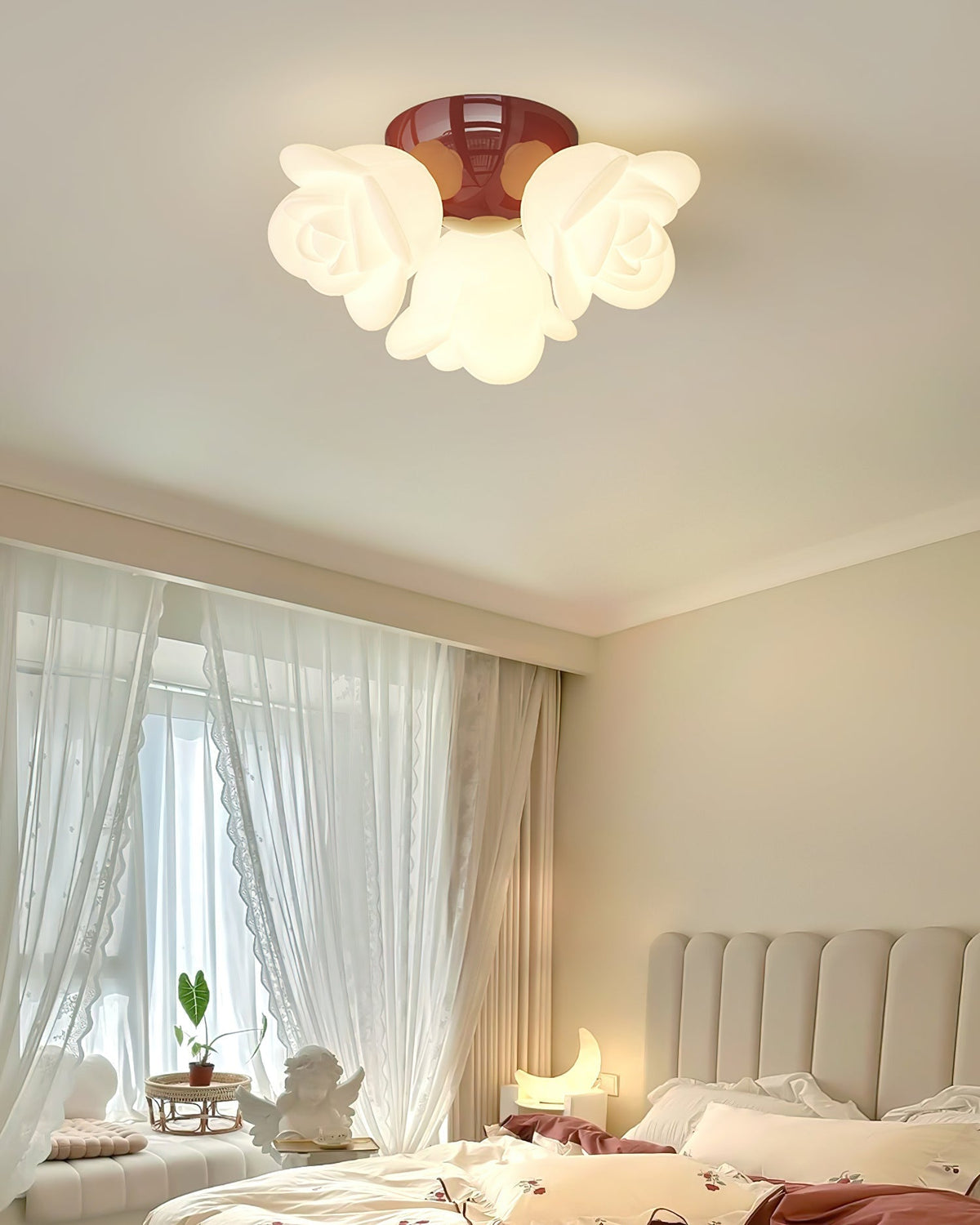 Plafondlamp met metalen plafondkap en PE-roosvormige bloemmotieven als decoratief accent