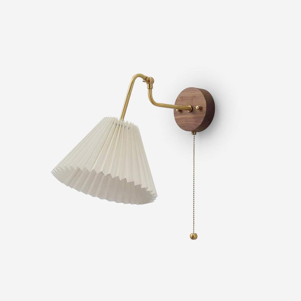 Vintage messing en walnoot wandlamp met geplooide stoffen kap