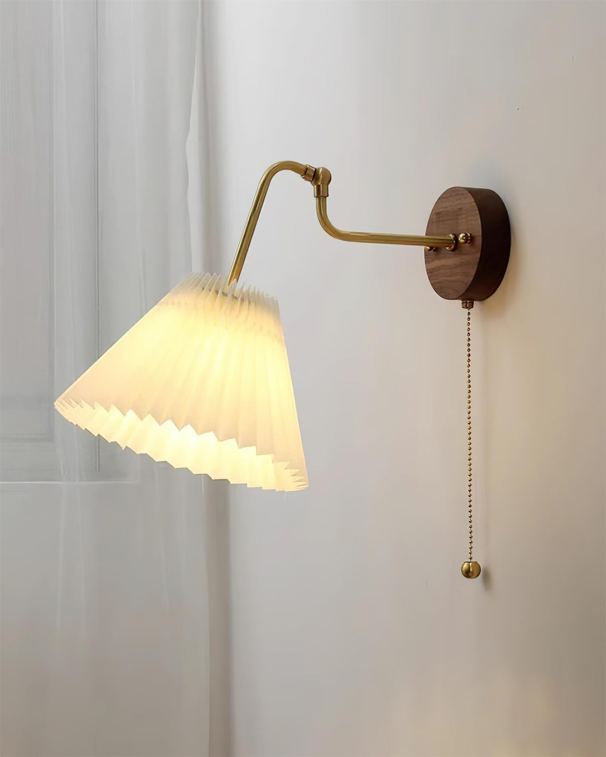 Vintage messing en walnoot wandlamp met geplooide stoffen kap