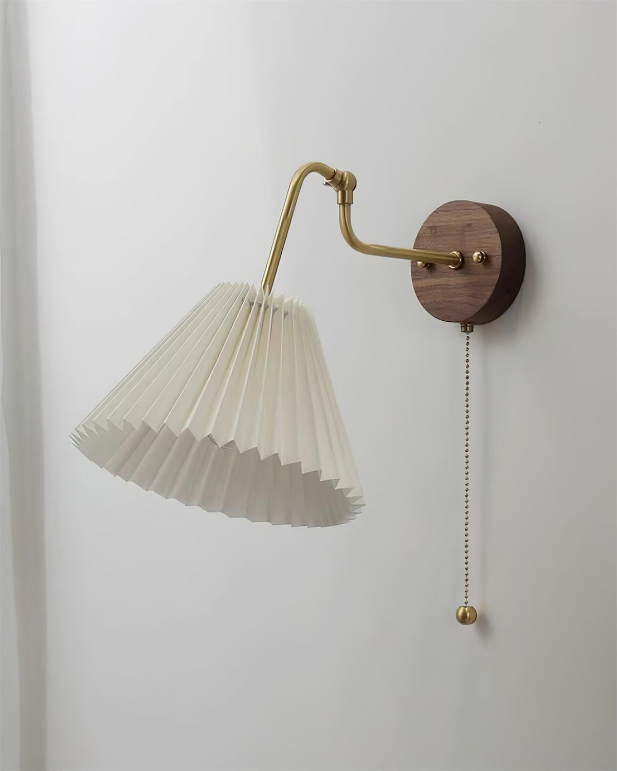 Vintage messing en walnoot wandlamp met geplooide stoffen kap