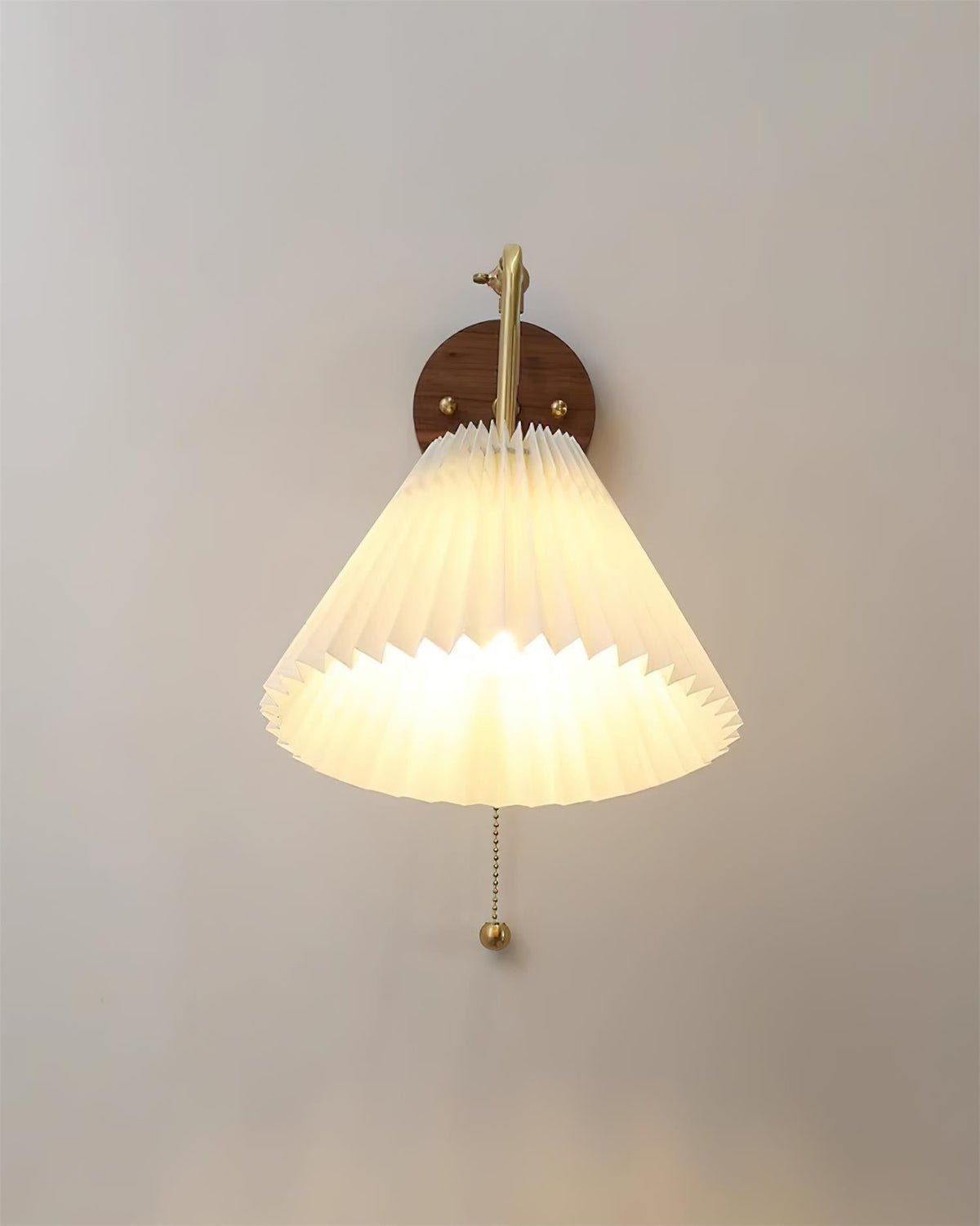 Vintage messing en walnoot wandlamp met geplooide stoffen kap