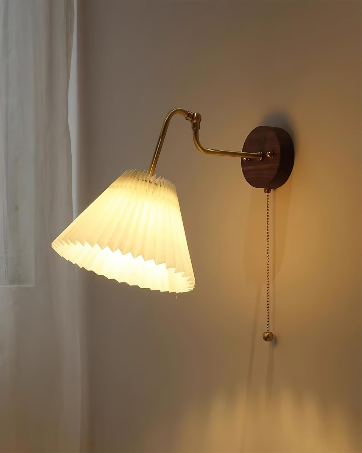 Vintage messing en walnoot wandlamp met geplooide stoffen kap