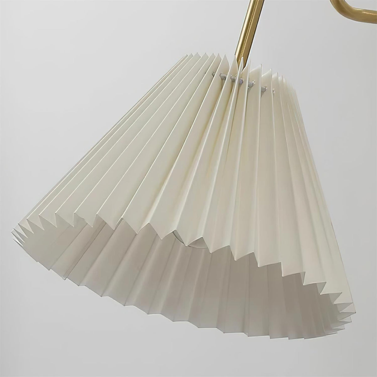 Vintage messing en walnoot wandlamp met geplooide stoffen kap