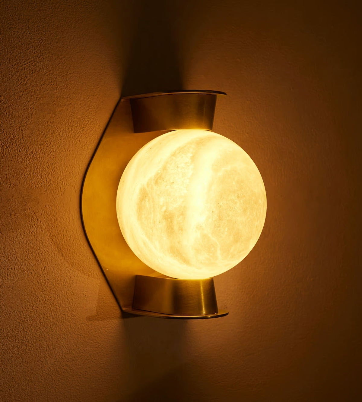 Caldrien Albast bol albasten wandlamp