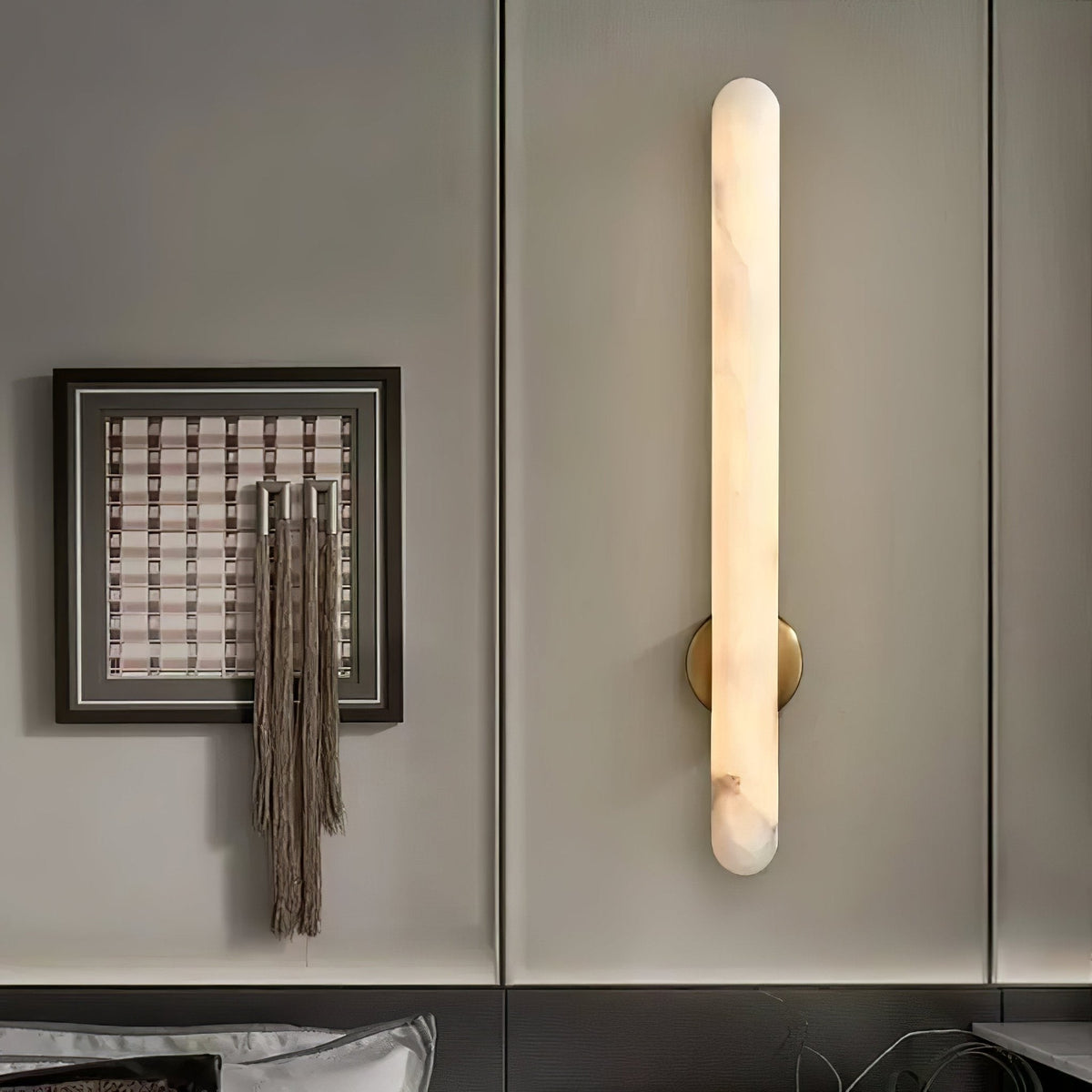 Elvenira cilindrische wandlamp van albast met goudkleurige afwerking
