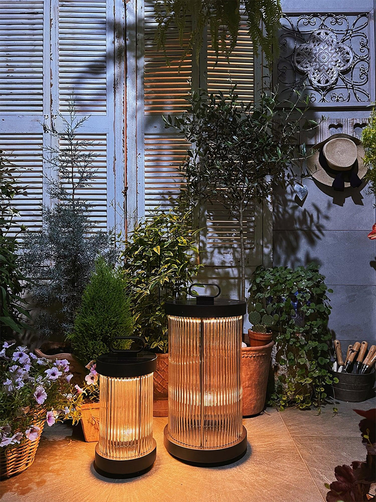 Niri vloerlamp van staal en acryl met minimalistisch ontwerp