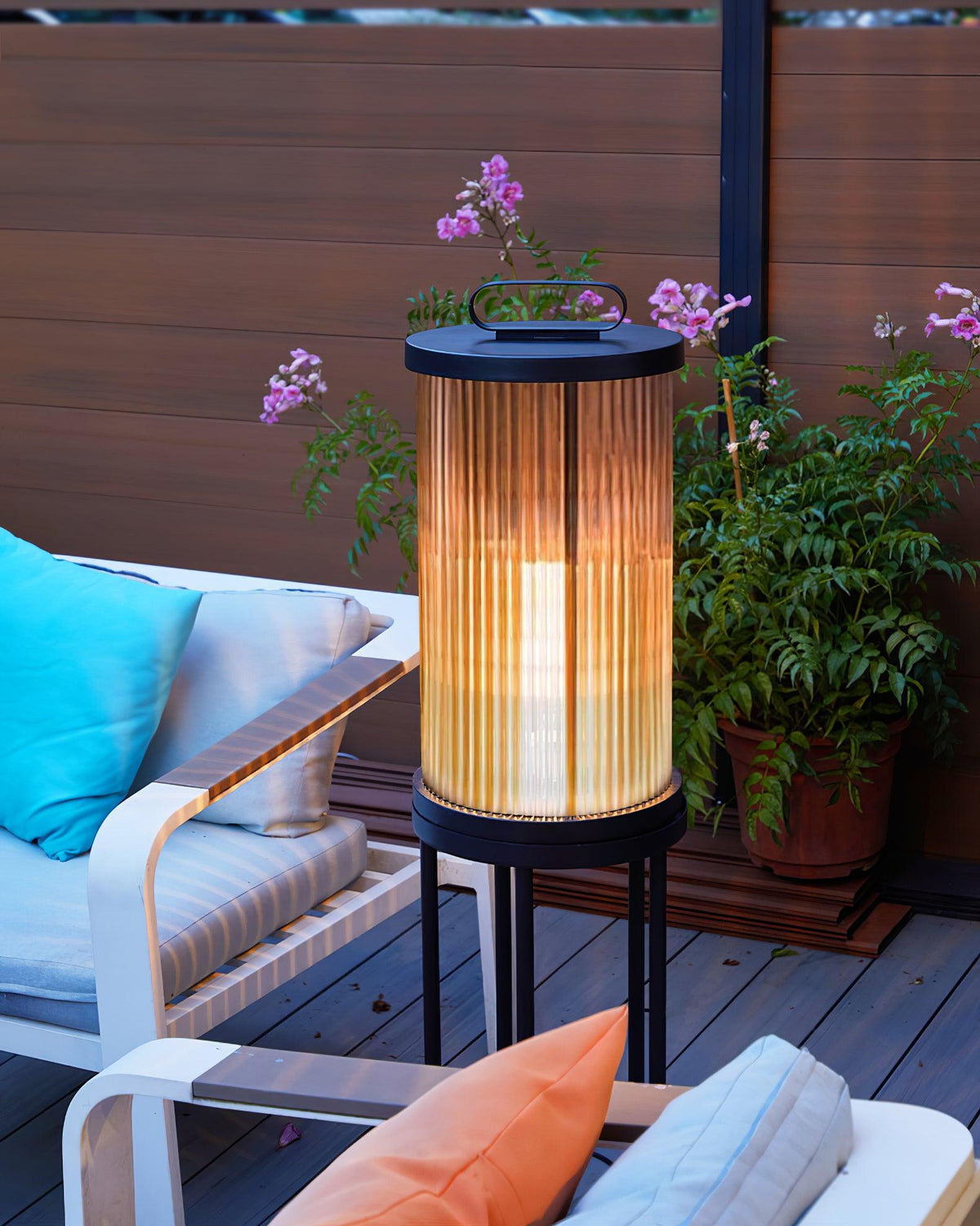 Niri vloerlamp van staal en acryl met minimalistisch ontwerp