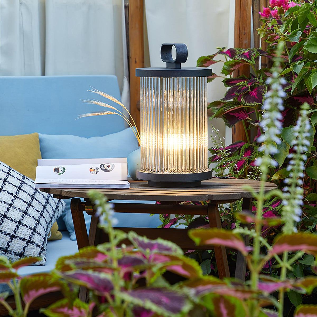 Niri vloerlamp van staal en acryl met minimalistisch ontwerp