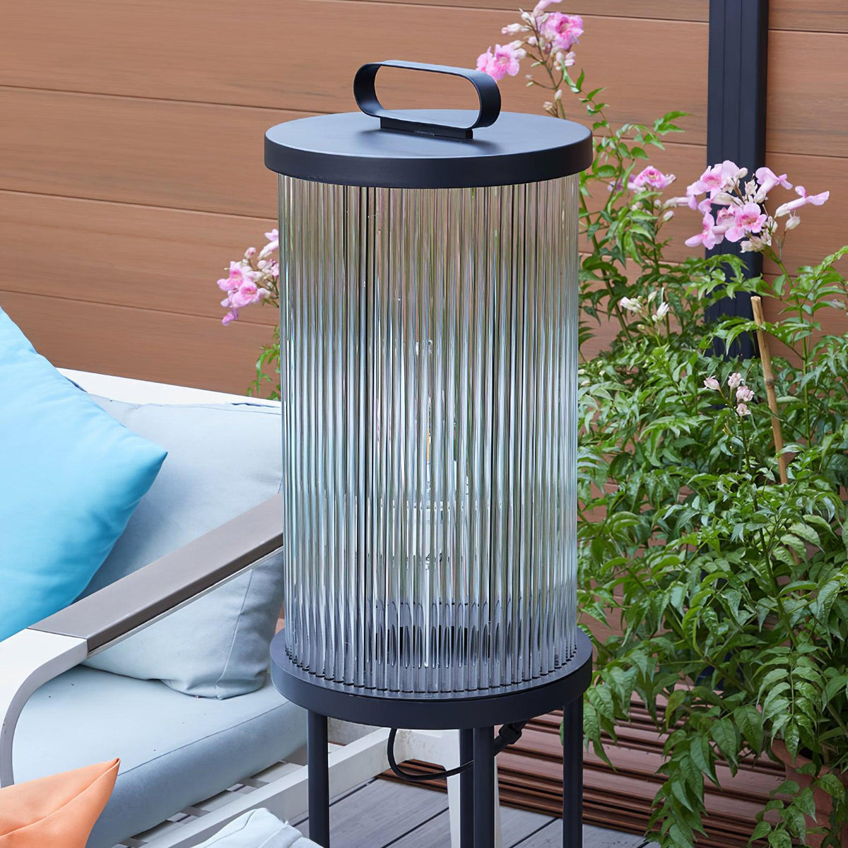 Niri vloerlamp van staal en acryl met minimalistisch ontwerp