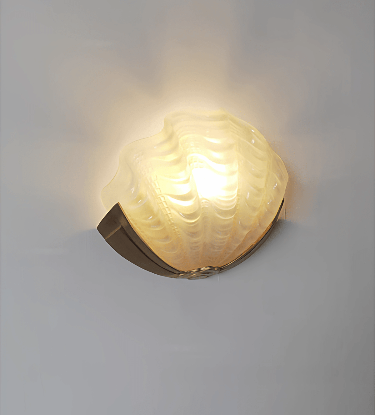 Nico Art Deco wandlamp met scallop-ontwerp in matglas