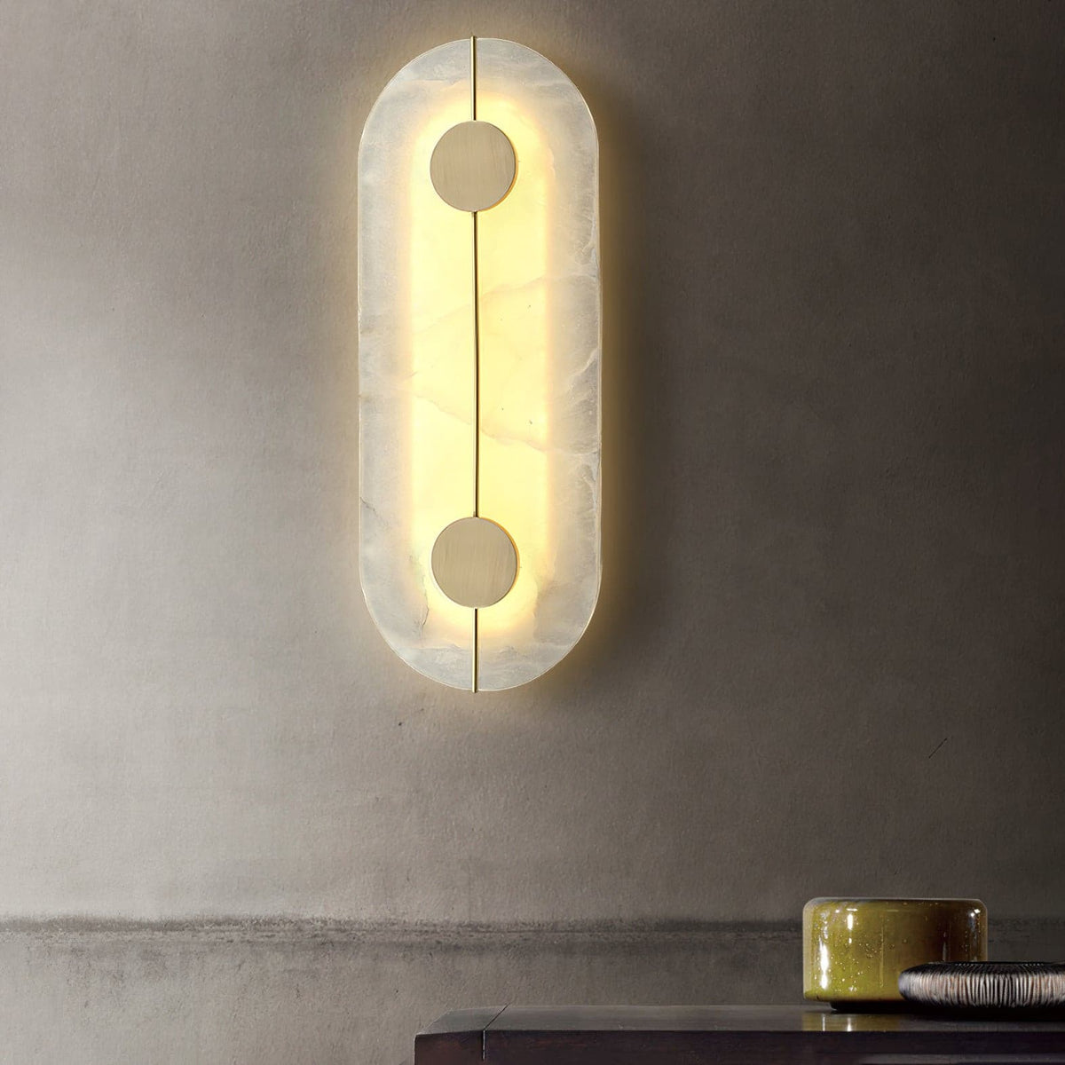 Artistieke wandlamp van dolomiet en koper met retro-uitstraling