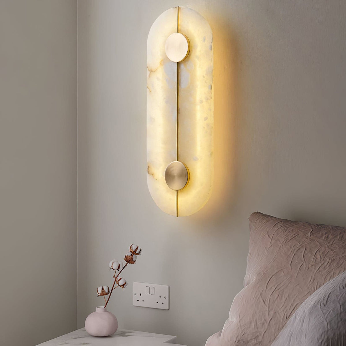 Artistieke wandlamp van dolomiet en koper met retro-uitstraling