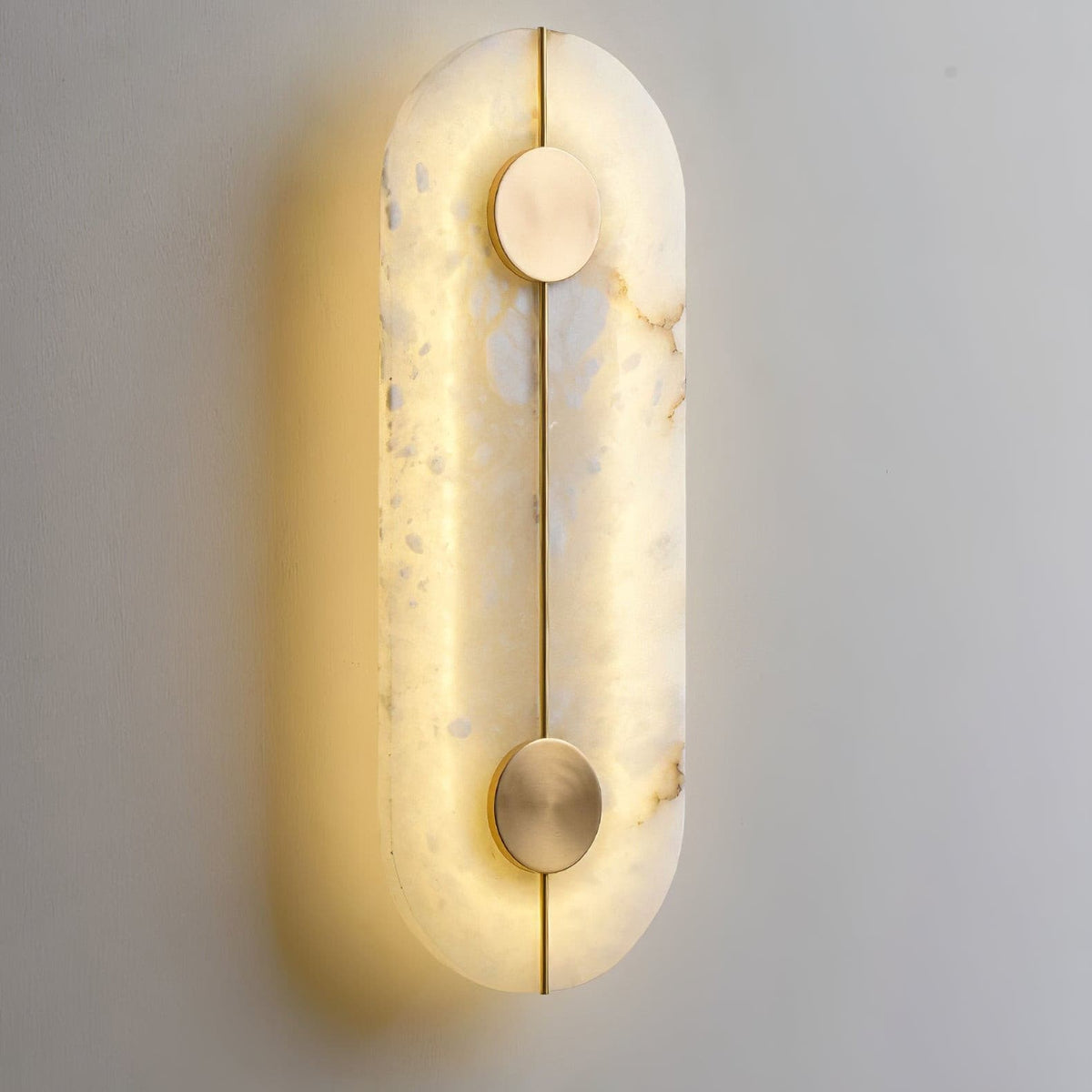 Artistieke wandlamp van dolomiet en koper met retro-uitstraling